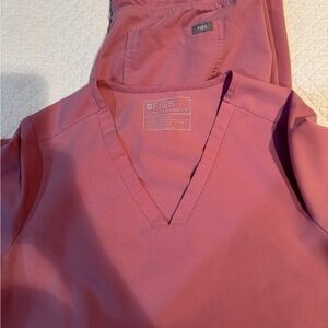 Figs Chalk Pink Scrub Set